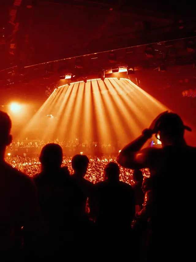 The crowd at FCKNYE Festival, photo by Isaac Ponseele